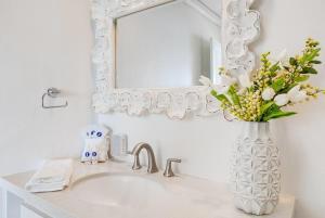 Ένα μπάνιο στο Lauloa 105 · LOA 105 2BD OceanFront Getaway w AC Pool +42 φωτογραφίες