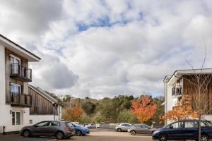ニュートン・アボットにある2-Bed Apartment Sleeps 4 with Gardenの駐車場に停車した車の集団