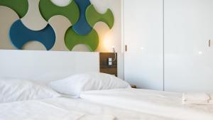 Postel nebo postele na pokoji v ubytování VacationClub - Baltic Park Molo Apartament D106 + 7 fotografií