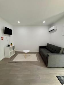 ein Wohnzimmer mit Sofa und Tisch in der Unterkunft Canto da Maré in Ribeira Grande