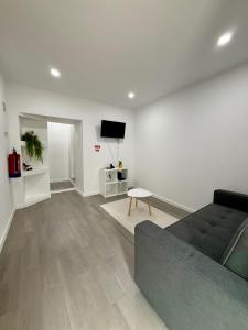 ein Wohnzimmer mit Sofa und Fernseher in der Unterkunft Canto da Maré in Ribeira Grande