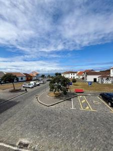 ein Parkplatz mit Autos auf einem Parkplatz in der Unterkunft Canto da Maré in Ribeira Grande