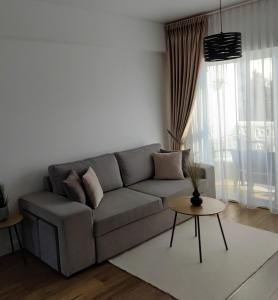 ein Wohnzimmer mit Sofa und Tisch in der Unterkunft Vista De Mar in Roquetas de Mar