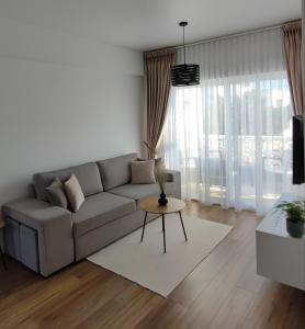 ein Wohnzimmer mit Sofa und Tisch in der Unterkunft Vista De Mar in Roquetas de Mar + 54 Fotos