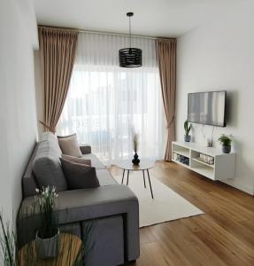 ein Wohnzimmer mit Sofa und Fernseher in der Unterkunft Vista De Mar in Roquetas de Mar