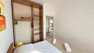 Ένα ή περισσότερα κρεβάτια σε δωμάτιο στο VILLAMAR beachfront apartments with FREE private parking
