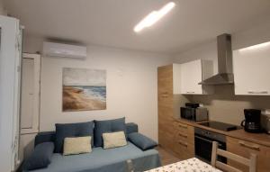 VranjakにあるHoliday home Vranjak by Villas Guideのリビングルーム(青いソファ付)