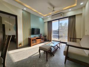 Μια τηλεόραση ή/και κέντρο ψυχαγωγίας στο Goa Luxe 1BHK Apartment with Gym, Pool, Amenities - 5 Minutes Walk to Candolim Beach