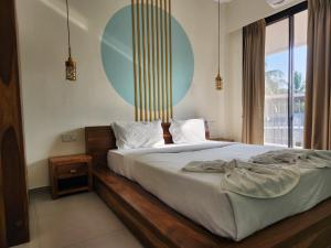 Ένα ή περισσότερα κρεβάτια σε δωμάτιο στο Goa Luxe 1BHK Apartment with Gym, Pool, Amenities - 5 Minutes Walk to Candolim Beach +34 φωτογραφίες