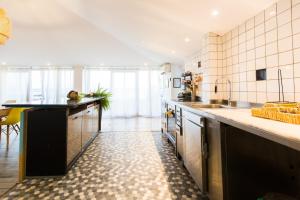 cocina grande con encimera en dareddroudj, en Staoueli