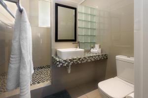 Un baño blanco con lavabo e inodoro. en Ashley On Beach 1104 Prestige Style, en Strand 28 fotos más