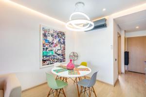a dining room with a table and chairs at Appartement luxe Prestige Opale Golf in Marrakech