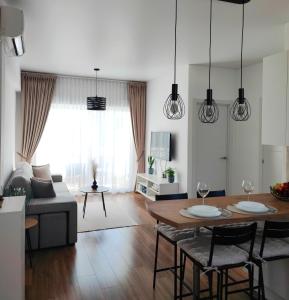 ein Wohnzimmer mit Tisch und Couch in der Unterkunft Vista De Mar in Roquetas de Mar