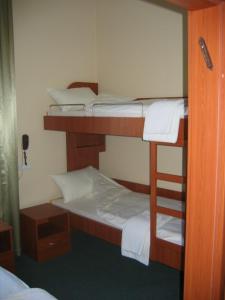 grupa łóżek piętrowych w pokoju w obiekcie Linat Orchim Dom Gościnny w Łodzi