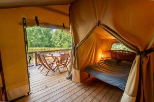 Ένα ή περισσότερα κρεβάτια σε δωμάτιο στο Flower Camping La Sténiole +45 φωτογραφίες