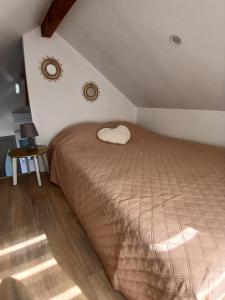 a bedroom with a bed with a pillow on it at Petite Maison in Saint-André-les-Vergers
