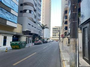イタペマにあるApartamento Meia Praiaの路上に車が駐車されている街路