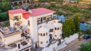 Una vista aérea de un gran edificio blanco con techo rojo. en Aara - Boutique stay, en Udaipur