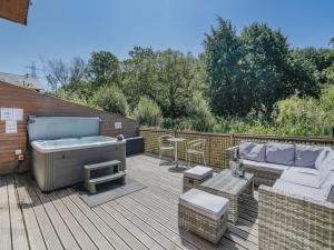 Hoạt động giải trí ban đêm cho khách nghỉ ở Waterside Lodge Fourteen - Uk36707