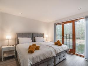 Giường trong phòng chung tại Waterside Lodge Fourteen - Uk36707