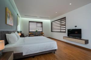 Una televisión o centro de entretenimiento en Luxe Paradise Hotel Nguyen Khac Hieu 93 fotos más
