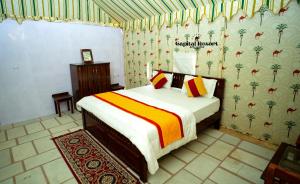 斋沙默尔Desert Capital Resort的房间里有一张床的卧室