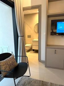 Μια τηλεόραση ή/και κέντρο ψυχαγωγίας στο Nesseus Lux Suites - Near Unic & EUC