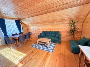 Una sala de estar con un sofá verde y una mesa. en Shelva Cottage kazbegi, en P'khelshe 35 fotos más