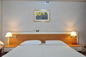 PolistenaにあるHotel Ristorante Mommoの大きな白いベッドと枕が2つある寝室 +31枚の写真