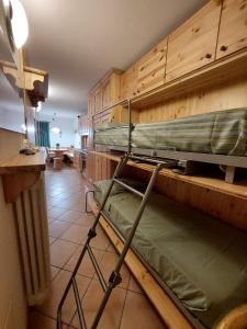 a room with two bunk beds and a table at Lo chalet di Lucky in Campodolcino +8 photos