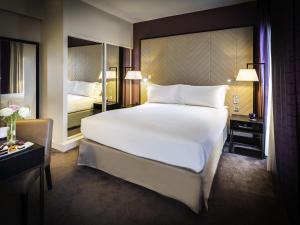 Postel nebo postele na pokoji v ubytování Sofitel Strasbourg Grande Ile