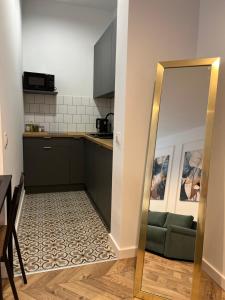 uno specchio in una cucina con un divano dentro di CanvasHome Apartamenty a Katowice Altre 213 foto