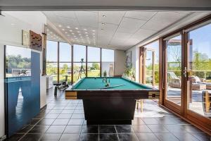 Biliár nebo kulečník v ubytování Luksussommerhus På Langeland Med Havudsigt!