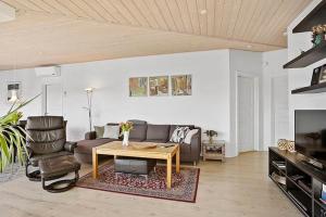 Posezení v ubytování Luksussommerhus På Langeland Med Havudsigt! + 5 fotografií