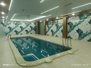 basen w pokoju hotelowym z malowidłem w obiekcie Horizon Hotel w Taszkiencie