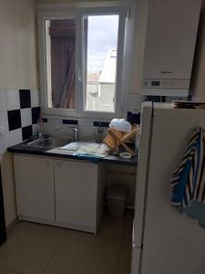 una cocina con fregadero y ventana en Le Shelby's - Appartement cosy et lumineux !, en Villeneuve-Saint-Georges