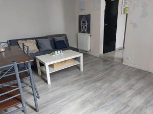 una sala de estar con un sofá y una mesa en Le Shelby's - Appartement cosy et lumineux !, en Villeneuve-Saint-Georges