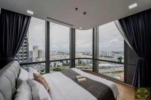 Un dormitorio con una cama y una ventana grande. en Landmark 81 Imperial Tower Hotel & Skyline Lounge in Ho Chi Minh City, en Ho Chi Minh