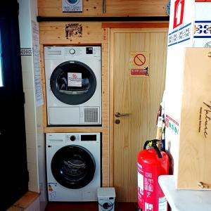 ザンブジェイラ・ド・マールにあるHostel Natureの小さな部屋に洗濯機と乾燥機があります。