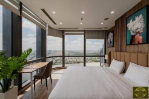 Un dormitorio con una cama grande y una mesa. en Landmark 81 Imperial Tower Hotel & Skyline Lounge in Ho Chi Minh City, en Ho Chi Minh
