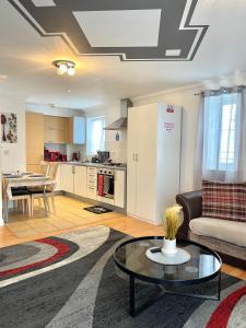 un salon avec un canapé et une table dans l'établissement Eldridge Court Apartment, à Dagenham
