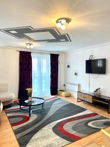 un salon avec un canapé et une télévision dans l'établissement Eldridge Court Apartment, à Dagenham