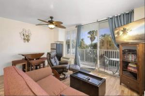a living room with a couch and a table at Waterfront 2 Queens Free Parking in Clearwater Beach