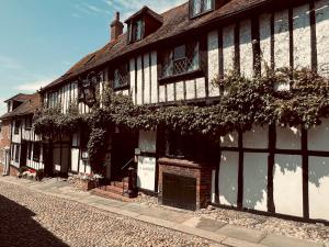 an old building with ivy growing on the side of it at Easter Cottage - Central Rye Effortless Chic Pass the Keys in Rye