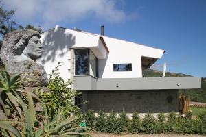 a house with a statue in front of it at Quinta Vale da Roca in Sintra