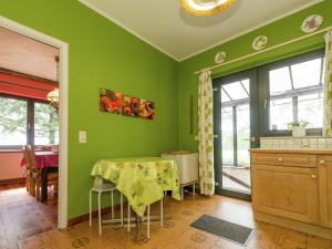 ウェームにあるHoliday Home in Waimes with Private Gardenの緑豊かなキッチン(テーブル、シンク付)