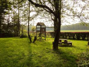 ウェームにあるHoliday Home in Waimes with Private Gardenの木とピクニックテーブルと木のある公園