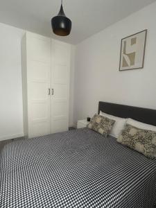 a bedroom with a black and white bed with pillows at LM APARTAMENTOS Aguacate Costa Tropical in Motril