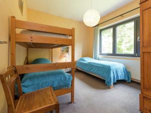 ウェームにあるHoliday Home in Waimes with Private Gardenの二段ベッド2台と窓のある寝室