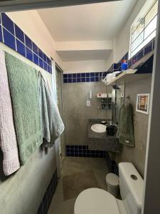 a small bathroom with a toilet and a sink at STUDIO 201 | WIFI 600MB | RESIDENCIAL JC, um lugar para ficar. in Belém +27 photos